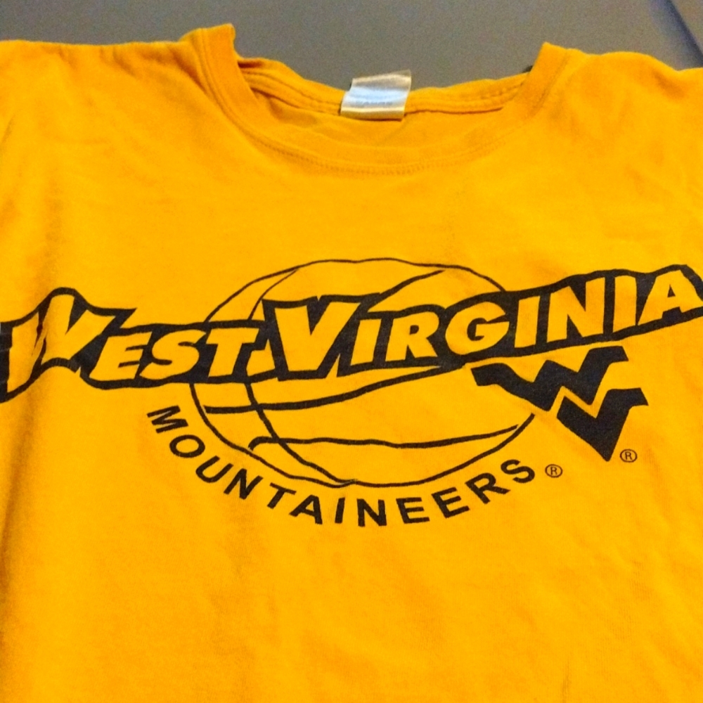*3/$20 Bundle Deal Closet Cleanout Sale* Vintage WVU Basketball T-shirt XL